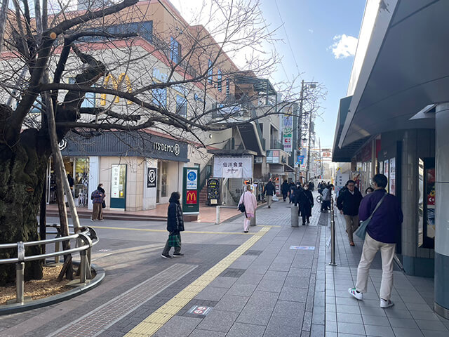 ①京王線「仙川駅」の改札を出ましたら、改札を背に右へ進みます。